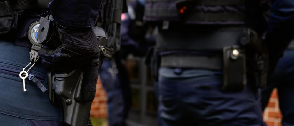 Polizisten bei einer Wohnungsdurchsuchung (Archivbild).