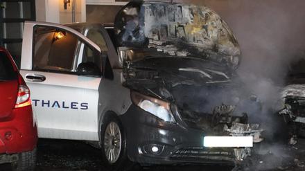 Das von den Flammen zerstörte Fahrzeug des Rüstungsunternehmens.