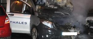 Das von den Flammen zerstörte Fahrzeug des Rüstungsunternehmens.