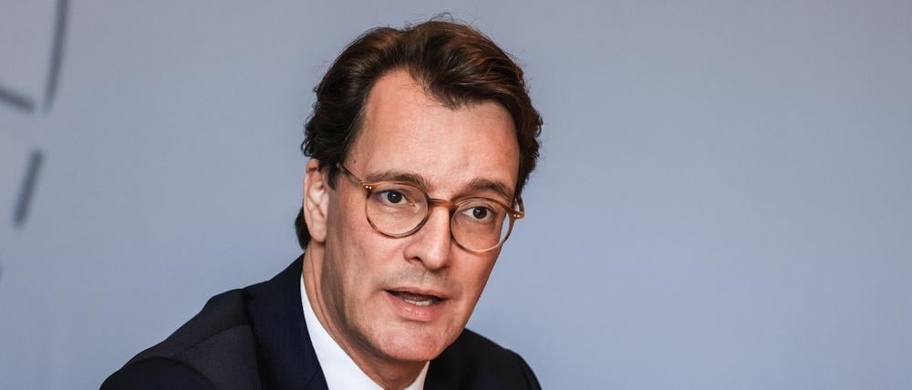 Hendrik Wüst (CDU), Ministerpräsident von Nordrhein-Westfalen nimmt im Landtag auf einer Pressekonferenz Stellung zu aktuellen politischen Themen.