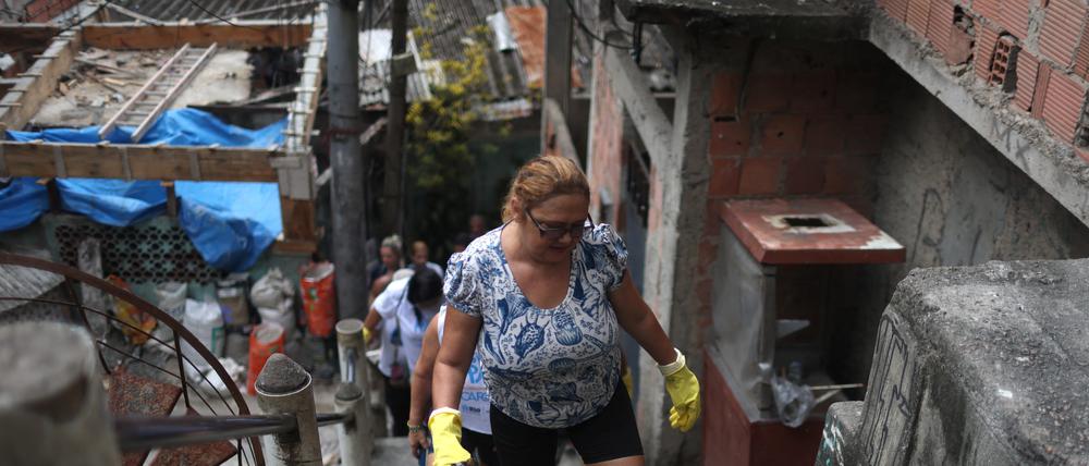 Frauen nehmen an einer von der städtischen Gesundheitsbehörde organisierten Aktion zur Eindämmung eines Dengue-Ausbruchs im Tabajaras-Slum in Rio de Janeiro, Brasilien, teil.