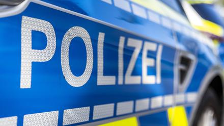 ILLUSTRATION - 28.09.2021, Nordrhein-Westfalen, Gütersloh: An der Tür von einem Streifenwagen steht der Schriftzug «Polizei». (zu dpa: «Unbekannte werfen mit Steinen gegen Polizeiinspektion») Foto: David Inderlied/dpa +++ dpa-Bildfunk +++