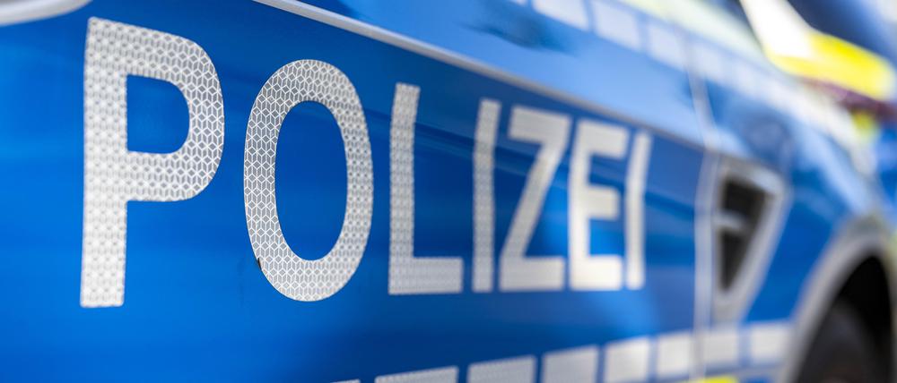 ILLUSTRATION - 28.09.2021, Nordrhein-Westfalen, Gütersloh: An der Tür von einem Streifenwagen steht der Schriftzug «Polizei». (zu dpa: «Unbekannte werfen mit Steinen gegen Polizeiinspektion») Foto: David Inderlied/dpa +++ dpa-Bildfunk +++