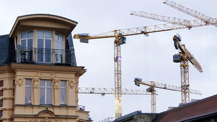 Eine Baustelle mit Baukränen in der Berliner Innenstadt. 
