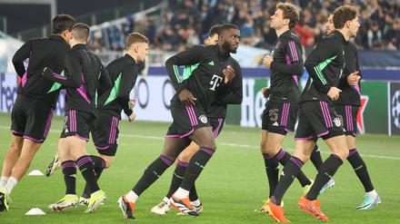 Vor dem Spiel. Dayot Upamecano (Mitte) in seinem Team