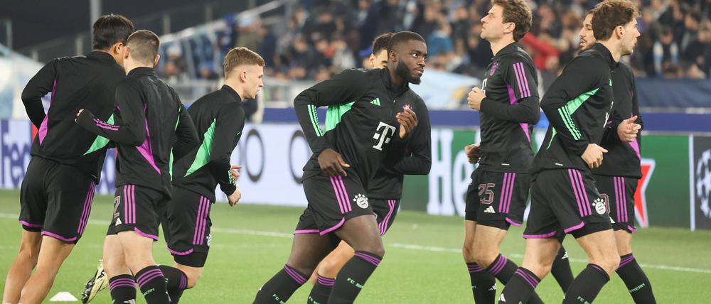 Vor dem Spiel. Dayot Upamecano (Mitte) in seinem Team