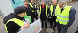 Grünes Krampnitz Potsdam
Umwelt- und Klimaschutzminister Axel Vogel informiert sich bei einer Potsdam-Bereisung gemeinsam mit Oberbürgermeister Mike Schubert, dem Beigeordneten Bernd Rubelt und dem Geschäftsführer des Entwicklungsträgers Potsdam GmbH, Bert Nicke, über Das grüne Krampnitz.
