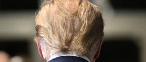 Ex-Präsident Trumps Hinterkopf vor dem Gerichtsgebäude in Manhatten. Am 25. März wird sein Schweigegeld-Prozess beginnen.