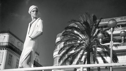 Patti Hansen in Yves Saint Laurent, Promenade des Anglais, Nice 1976. Fotografiert von Helmut Newton.