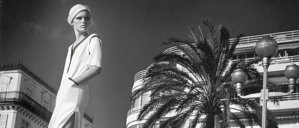 Patti Hansen in Yves Saint Laurent, Promenade des Anglais, Nice 1976. Fotografiert von Helmut Newton.