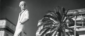 Patti Hansen in Yves Saint Laurent, Promenade des Anglais, Nice 1976. Fotografiert von Helmut Newton.