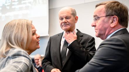 Bundeskanzler Olaf Scholz (M.) mit Verteidigungsminister Boris Pistorius