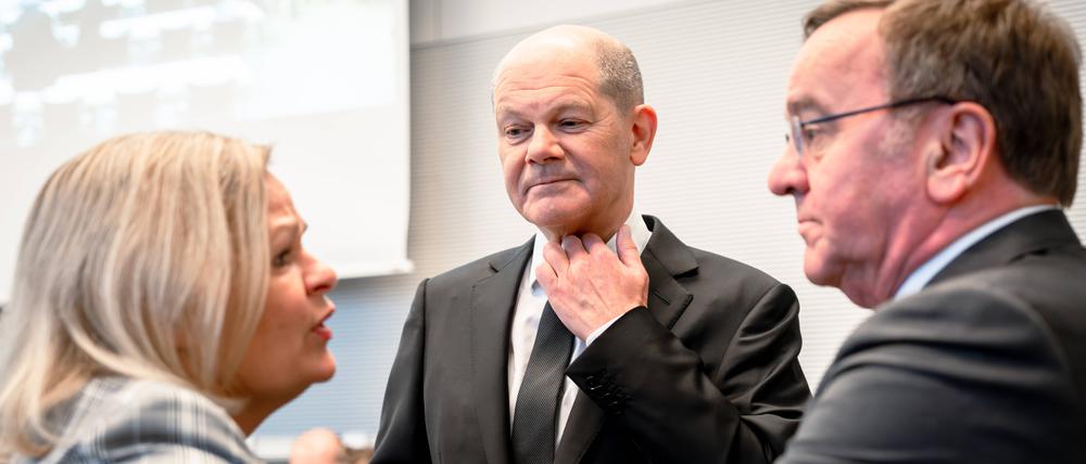 Bundeskanzler Olaf Scholz (M.) mit Verteidigungsminister Boris Pistorius