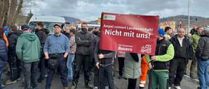 15.02.2024, Thüringen, Schmalkalden: Bauern versperren mit einem Banner mit der Aufschrift „Ampel ruiniert Landwirtschaft! Nicht mit uns!“ den Zugang zu einem Werk des Nougat-Herstellers Viba Sweets bei der Fortsetzung der Länder-Tour von Bundeswirtschaftsminister Habeck (Bündnis90/DieGrünen).