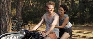 Sommer, Moped, Glück. Hans (Johannes Hegemann) und Hilde Coppi (Liv Lisa Fries) vor der Verhaftung 1942.