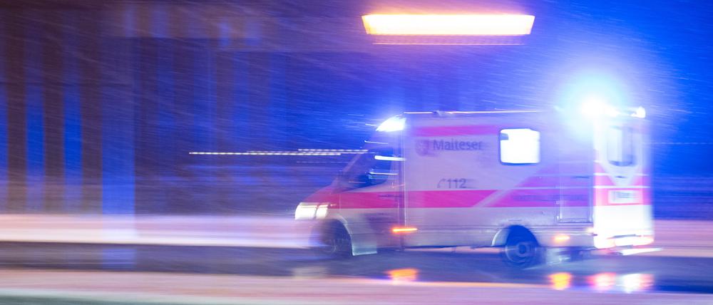 Ein Krankenwagen fährt über eine Straße.