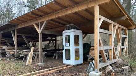 Die neue Bücherbox für den Platz am Bahnhof Grunewald ist fast fertig.