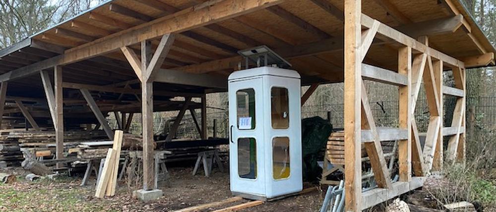 Die neue Bücherbox für den Platz am Bahnhof Grunewald ist fast fertig.