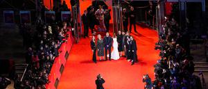 Die Berlinale-Jury steht während der Eröffnung der 74. Berlinale auf dem roten Teppich vor dem Berlinale-Palast.