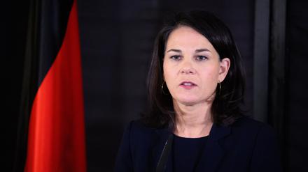 Annalena Baerbock äußert sich gegenüber Medienvertretern im Hotel King David zur Situation in Israel. 