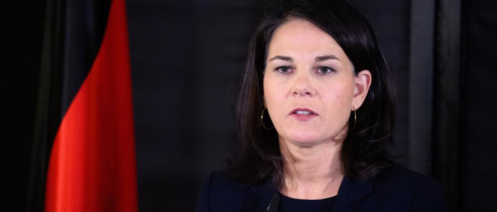 Annalena Baerbock äußert sich gegenüber Medienvertretern im Hotel King David zur Situation in Israel. 