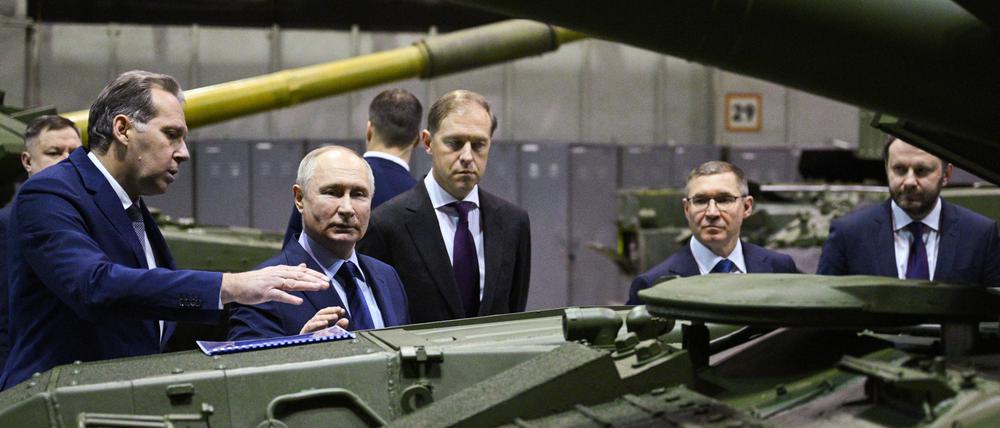 Wladimir Putin beim Besuch einer Rüstungsfabrik in der Region Swerdlowsk im Februar 2022. Russland hat seine Wirtschaft in großem Maße auf den Krieg gegen die Ukraine ausgerichtet.