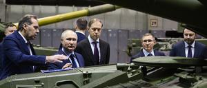 Wladimir Putin beim Besuch einer Rüstungsfabrik in der Region Swerdlowsk im Februar 2022. Russland hat seine Wirtschaft in großem Maße auf den Krieg gegen die Ukraine ausgerichtet.