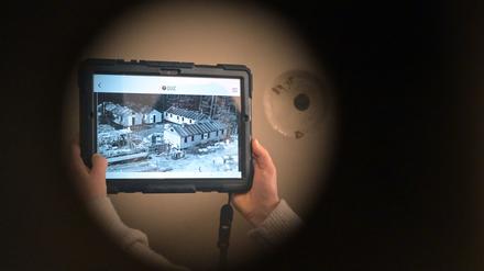 15.02.2024, Brandenburg, Potsdam: Mit einem Tablet können sich Besucher in der Gedenkstätte Lindenstraße - der ehemaligen U-Haftanstalt des Ministeriums für Staatssicherheit (MfS) - in einer Ausstellung über ehemalige inhaftierte Zwangsarbeiter informieren. Foto: Michael Bahlo/dpa/ZB - Honorarfrei nur für Bezieher des Dienstes ZB-Funkregio Ost +++ ZB-FUNKREGIO OST +++