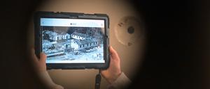 15.02.2024, Brandenburg, Potsdam: Mit einem Tablet können sich Besucher in der Gedenkstätte Lindenstraße - der ehemaligen U-Haftanstalt des Ministeriums für Staatssicherheit (MfS) - in einer Ausstellung über ehemalige inhaftierte Zwangsarbeiter informieren. Foto: Michael Bahlo/dpa/ZB - Honorarfrei nur für Bezieher des Dienstes ZB-Funkregio Ost +++ ZB-FUNKREGIO OST +++