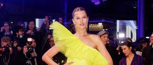 Das Cocktailkleid als Skulptur. ToniGarrn bei der Berlinale-Eröffnung.