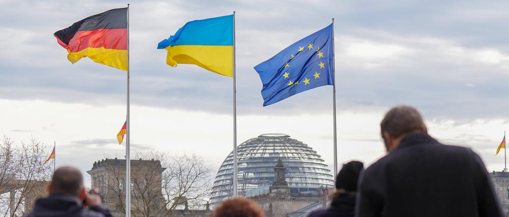 Die Flaggen von Deutschland (l-r), der Ukraine und der EU wehen vor dem Bundestag.