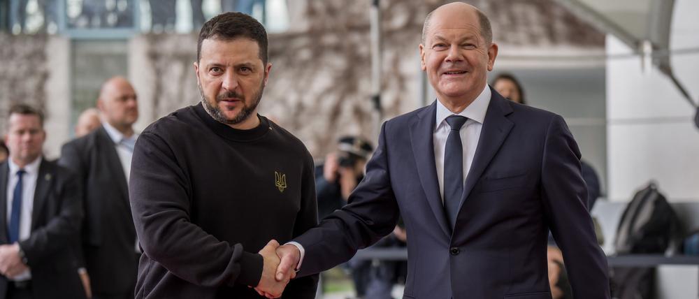 Bundeskanzler Olaf Scholz empfängt Wolodymyr Selensky vor dem Bundeskanzleramt zu einem Arbeitsbesuch.