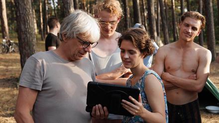 Liv Lisa Fries (links) und Andreas Dresen am Set von „In Liebe, Eure Hilde“.