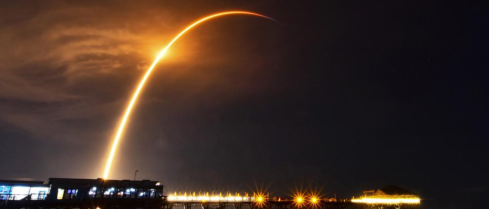 Eine SpaceX Falcon 9 Rakete mit Starlink-Satelliten startete in Cocoa Beach, Florida.