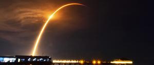 Eine SpaceX Falcon 9 Rakete mit Starlink-Satelliten startete in Cocoa Beach, Florida.