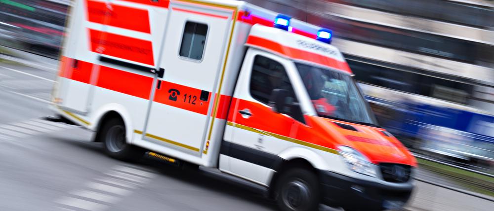 Ein Rettungswagen fährt mit Blaulicht (Symbolbild).