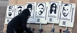 Gedenk-Kundgebung anlässlich des zweiten Jahrestags des rassistischen Anschlags in Hanau am 19.02.2022 zum gemeinsamen Gedenken ans Brandenburger Tor in Potsdam. Vor der Kundgebung stilles Gedenken und das Anzünden von Kerzen. 