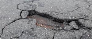 Straßenabschnitt mit Schlagloch im Asphalt Hamburg Hamburg Deutschland *** Section of road with pothole in asphalt Hamburg Hamburg Germany Copyright: xLobeca/RHx