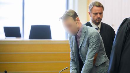 Christian B. (l.) im Gericht. 