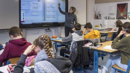 Interaktives Whiteboard satt Schultafel und Kreide: Silke Neugebauer unterrichtet in einer 7. Klasse in Guben Mathematik. 
