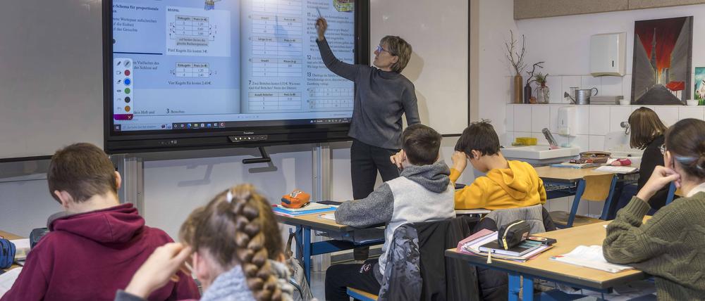 Interaktives Whiteboard satt Schultafel und Kreide: Silke Neugebauer unterrichtet in einer 7. Klasse in Guben Mathematik. 