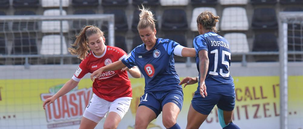 Turbines Kapitänin Jennifer Cramer (Mi.) hat viel vor in der Rückrunde.