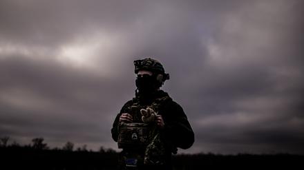 Ein Soldat einer ukrainischen Einheit an der Front.