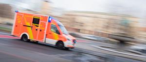 (Symbolbild)- 25.01.2021, Niedersachsen, Hannover: Ein Rettungswagen fährt mit Blaulicht durch die Innenstadt von Hannover. 