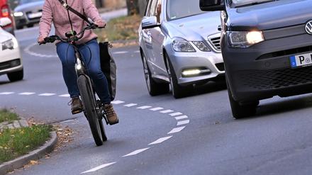 Potsdam, 26.10.2023 / Lokales / Thema Gefahrenstellen Radverkehr, Radfahrer, Fahrradfahrer, Radweg, Radstreifen, Reiterweg, Alleestraße, Alleestrasse, Foto: Ottmar Winter PNN ACHTUNG: Foto ist ausschließlich für redaktionelle Berichterstattung der PNN und des TGSP! Eine kommerzielle Nutzung, z.B. Werbung, ist ausgeschlossen. Die Weitergabe an nicht autorisierte Dritte, insbesondere eine weitergehende Vermarktung über Bilddatenbanken, ist unzulässig.
