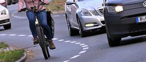 Potsdam, 26.10.2023 / Lokales / Thema Gefahrenstellen Radverkehr, Radfahrer, Fahrradfahrer, Radweg, Radstreifen, Reiterweg, Alleestraße, Alleestrasse, Foto: Ottmar Winter PNN ACHTUNG: Foto ist ausschließlich für redaktionelle Berichterstattung der PNN und des TGSP! Eine kommerzielle Nutzung, z.B. Werbung, ist ausgeschlossen. Die Weitergabe an nicht autorisierte Dritte, insbesondere eine weitergehende Vermarktung über Bilddatenbanken, ist unzulässig.
