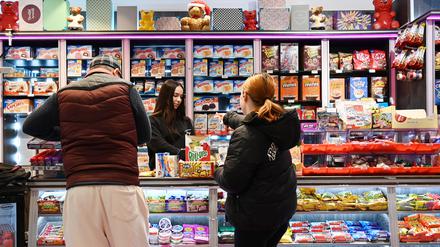 Der „Okx Sweet Shop“ in der Karl-Marx-Straße 78 in Berlin-Neukölln hat sich voll auf Süßigkeiten und Snacks aus aller Welt spezialisiert. 