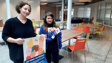 Künstlerin Kaj Osteroth (links) und Claudia Sprengel, Gleichstellungsbeauftragte der Stadt Potsdam