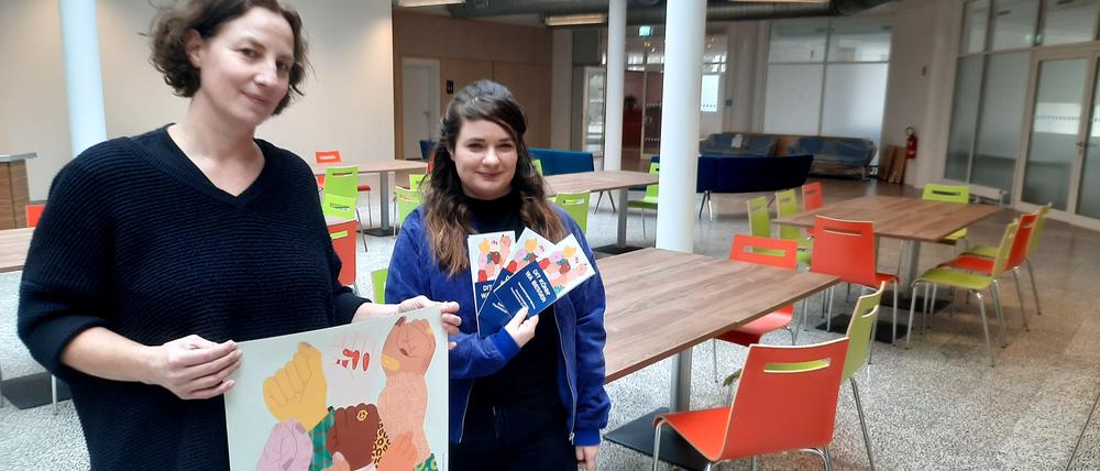 Künstlerin Kaj Osteroth (links) und Claudia Sprengel, Gleichstellungsbeauftragte der Stadt Potsdam
