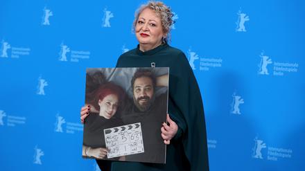 Hauptdarstellerin Lily Farhadpour mit einem Foto von Maryam Moghaddam (L) und Behtash Sanaeeha, dem Regie-Duo des Wettbewerbsbeitrags „My Favourite Cake“. Die beiden erhielten Reiseverbot von den iranischen Behörden.